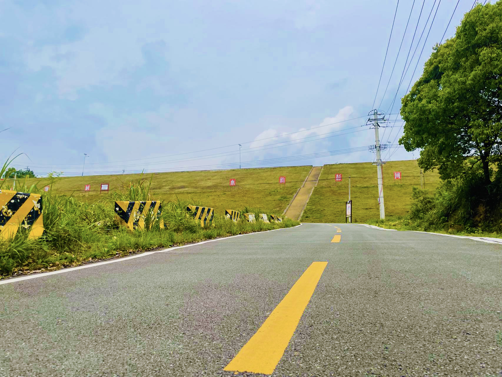 余川鎮(zhèn)彭河村道路刷黑工程.jpg